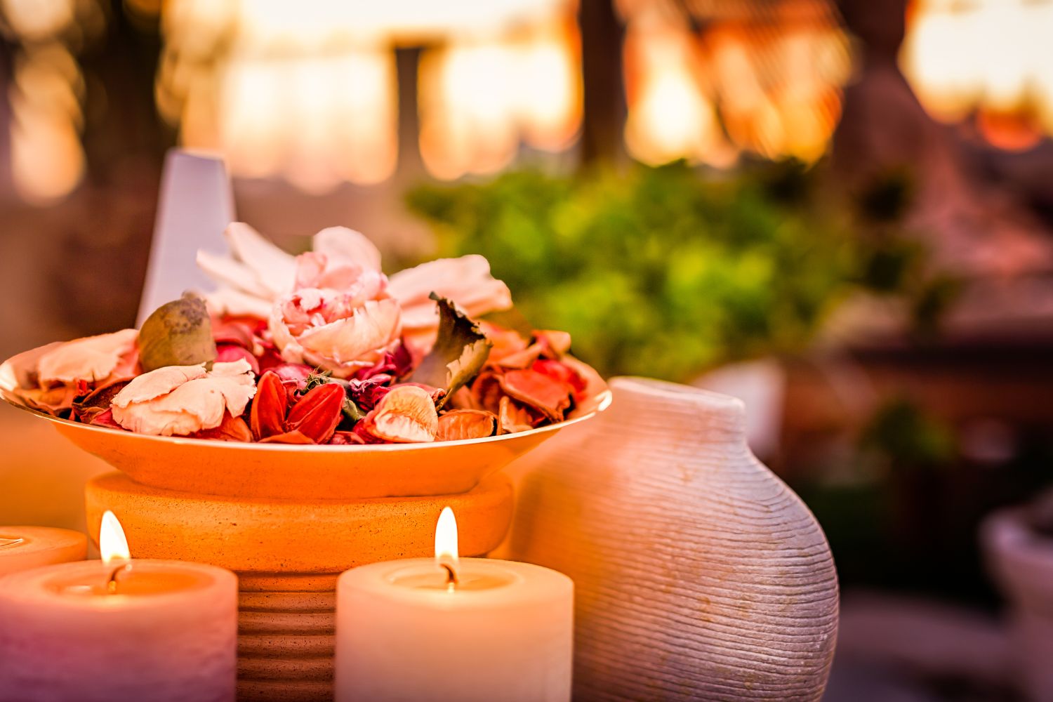 Des fleurs séchées, bougies allumées pour alléger les symptômes périménopause ou préménopause
