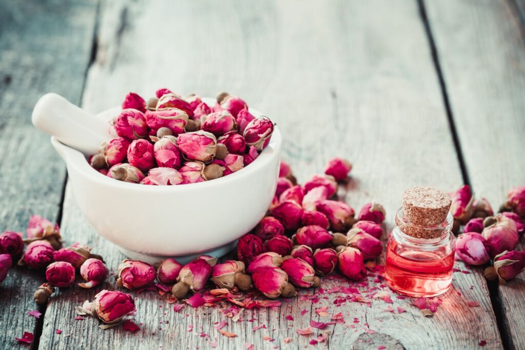 Bouffées de chaleur et ménopause : Le Top 10 des Huiles Essentielles pour les Soulager 14 Fleurs de roses séchées pour calmer les bouffées de chaleur à la ménopause