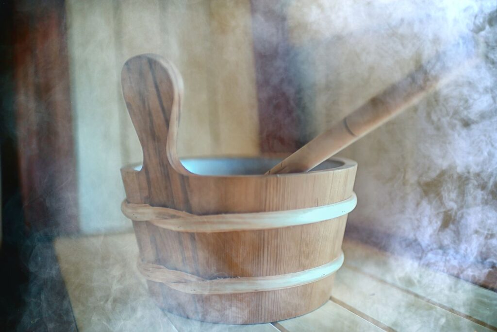 Bouffées de chaleur et ménopause : Le Top 10 des Huiles Essentielles pour les Soulager 6 vapeur dans un seau de sauna identiques aux bouffées de chaleur à la ménopause