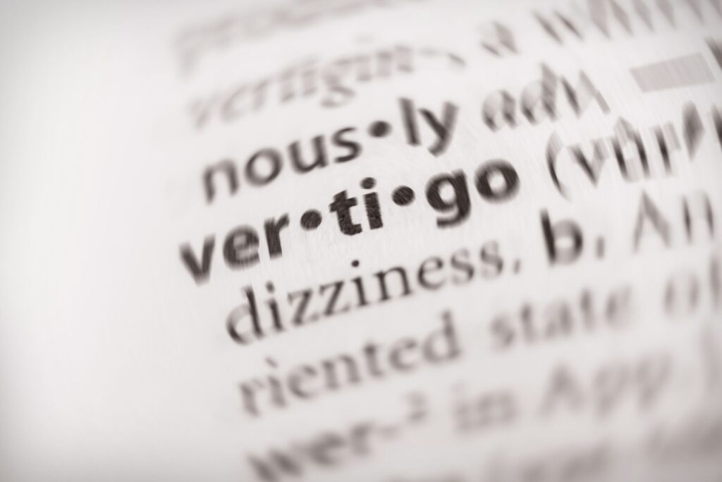Ménopause et vertiges : signes d’alerte et bons gestes 1 du texte avec les lettre VERTIGO pour illustrer l'article ménopause et vertiges