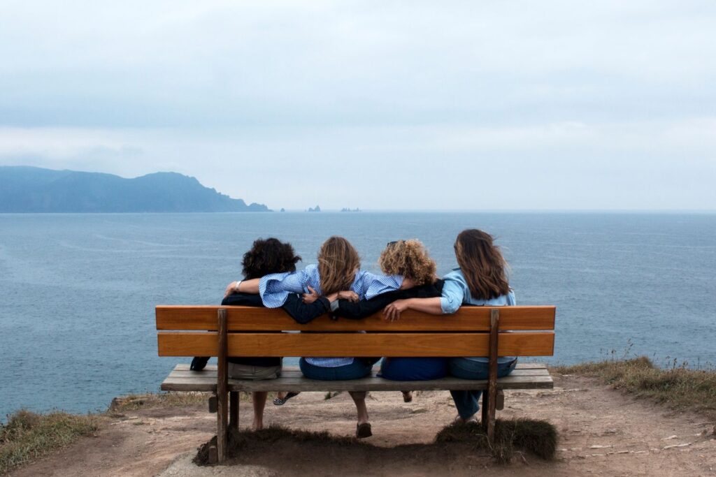 Ménopause : guide complet pour comprendre et mieux vivre cette étape de vie 15 quatre femmes assises de dos sur un banc pour illustrer l'article menopause guide complet