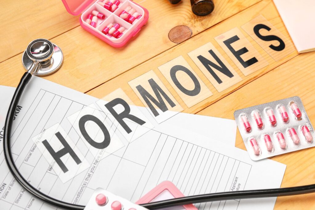 Ménopause : guide complet pour comprendre et mieux vivre cette étape de vie 10 le mot hormones ecrit sur une feuille pour illustrer l'article menopause guide complet