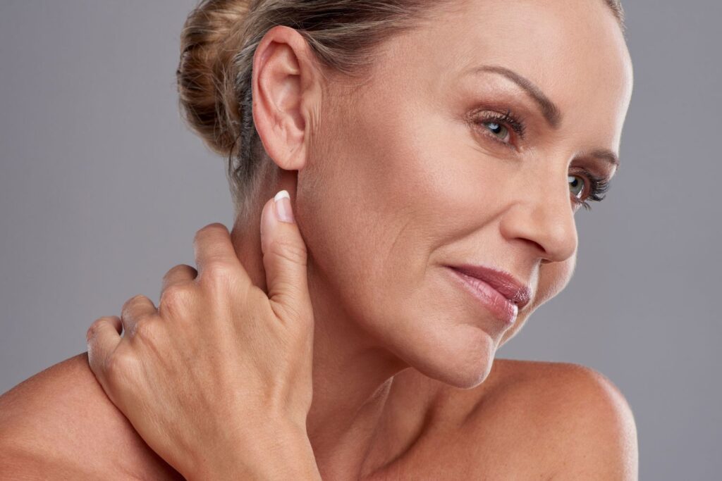 Ménopause : guide complet pour comprendre et mieux vivre cette étape de vie 11 une femme d'environs 50 ans avec une peau saine pour illustrer l'article menopause guide complet
