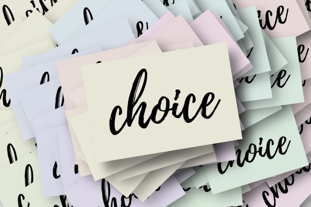 Votre outil gratuit pour suivre vos symptômes de la ménopause 4 Le mot choice est ecrit sur plusieurs postits pour le suivi des symptômes de la ménopause