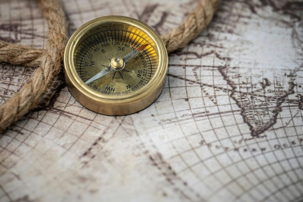 Test de ménopause gratuit en ligne : simple, rapide et efficace 6 une boussole ancienne posée sur une carte pour le suivi des symptômes de la ménopause