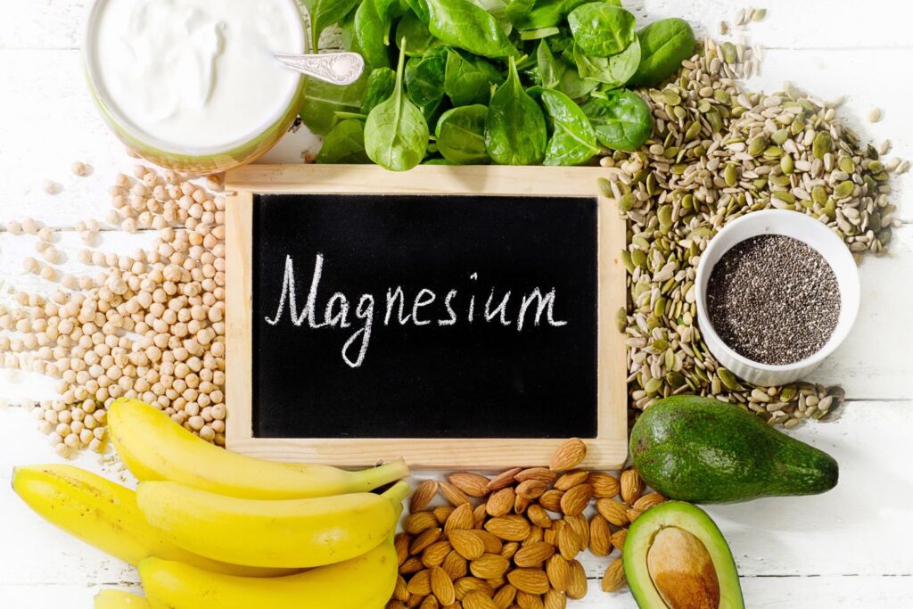 Ménopause et troubles du sommeil : pourquoi nos nuits partent en vrille (et comment les récupérer) 34 une ardoise avec marqu" magnésium sur des aliments pour l'article perte de poids à la ménopause