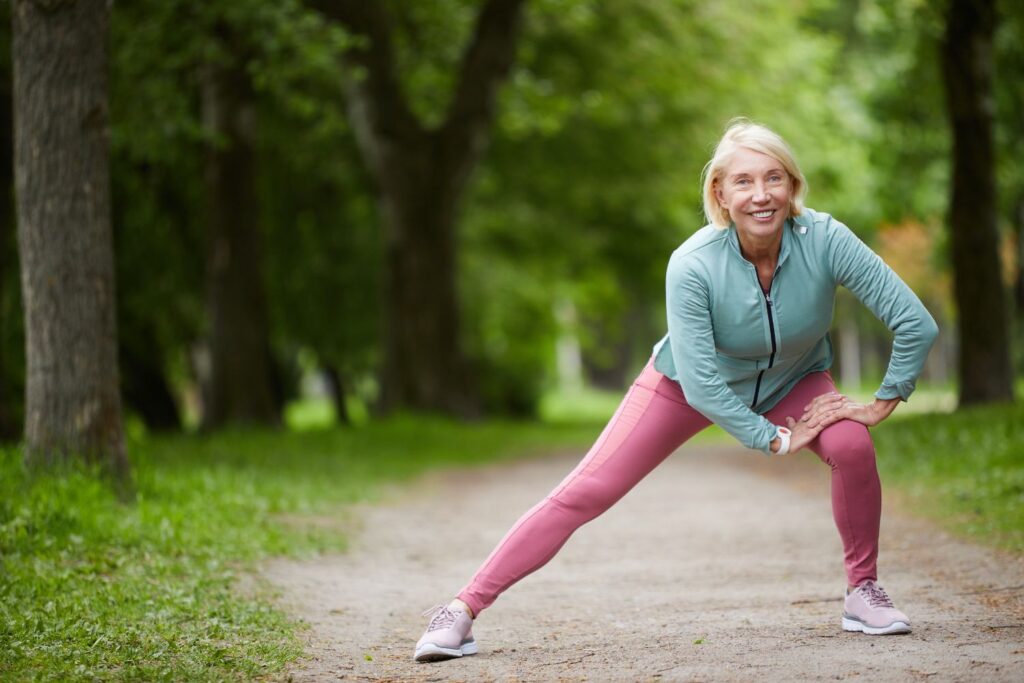 Perte de poids à la ménopause : stratégie douce et durable 4 une femme agée fait du sport en tenue de sport pour l'article perte de poids à la ménopause