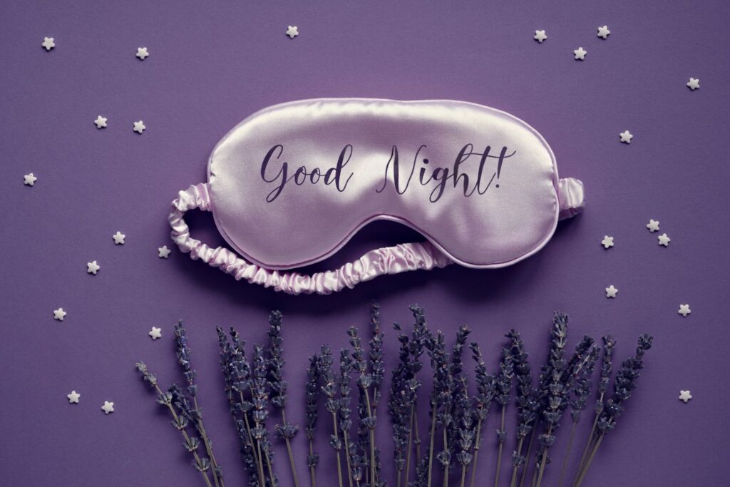 Sueurs nocturnes et ménopause : pourquoi ça arrive (et comment retrouver des nuits au sec !) 4 masque pour les yeux avec écrit "good night"sueurs nocturnes ménopause