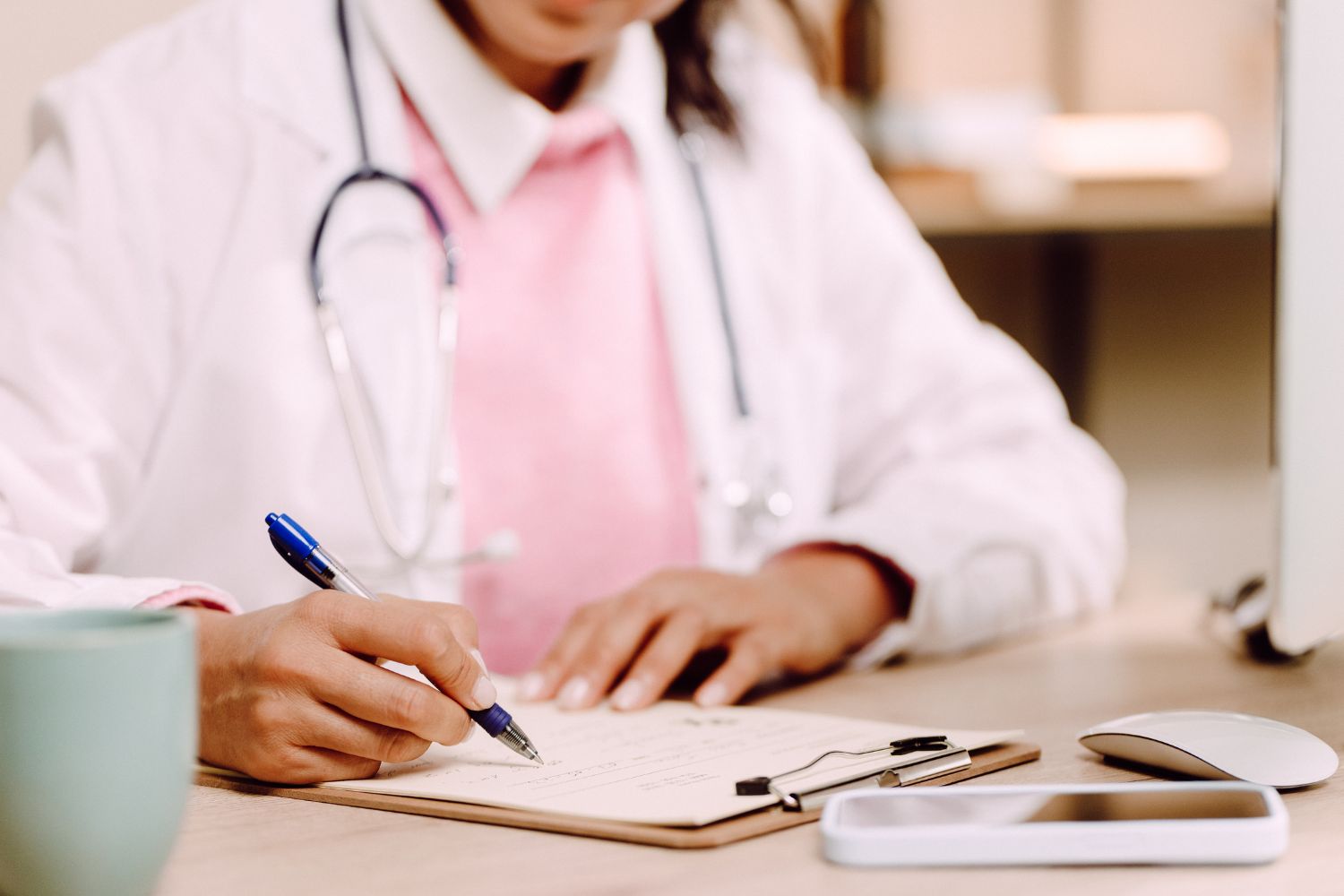 une medecin femme en train d'écrire pour illustrer l'article traitement hormonal substitutif