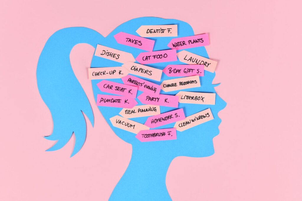 L'illustration d'une tête de femme bleu avec des postits pour illustrer l'article angoisse et menopause