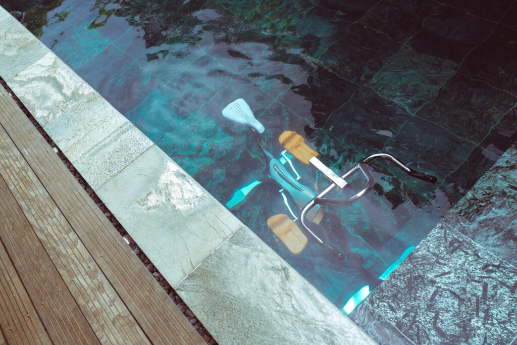 Un vélo d'aquabike dans une piscine pour illustrer l'article ménopause et sport