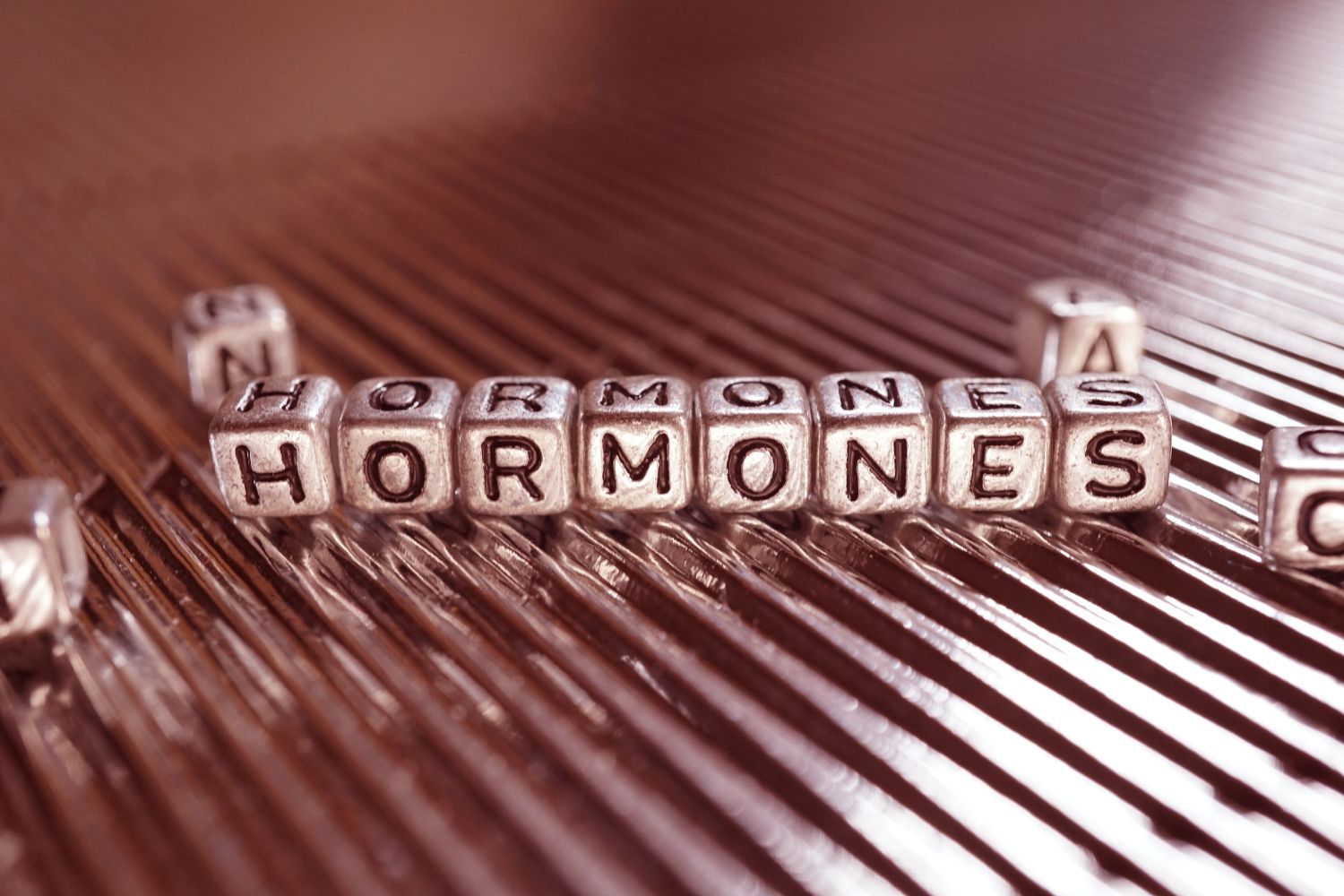 des lettres forment le mot hormone popur expliquer l'impact entre ménopause et sport