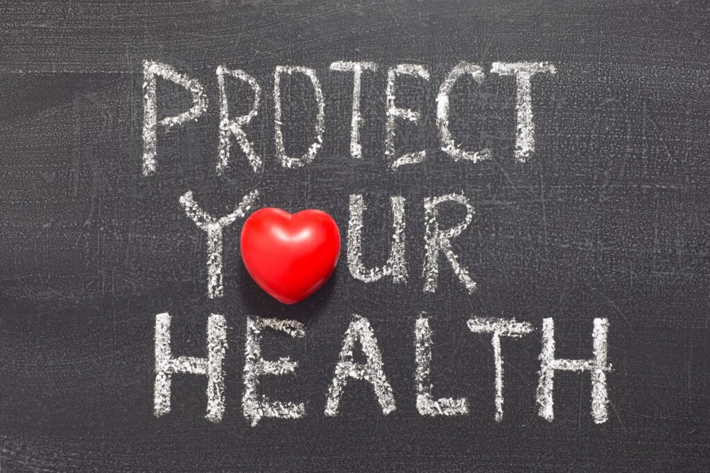 Une ardoise avec un coeur et l'inscription protège ta santé en anglais pour illustrer l'article ménopause et sport