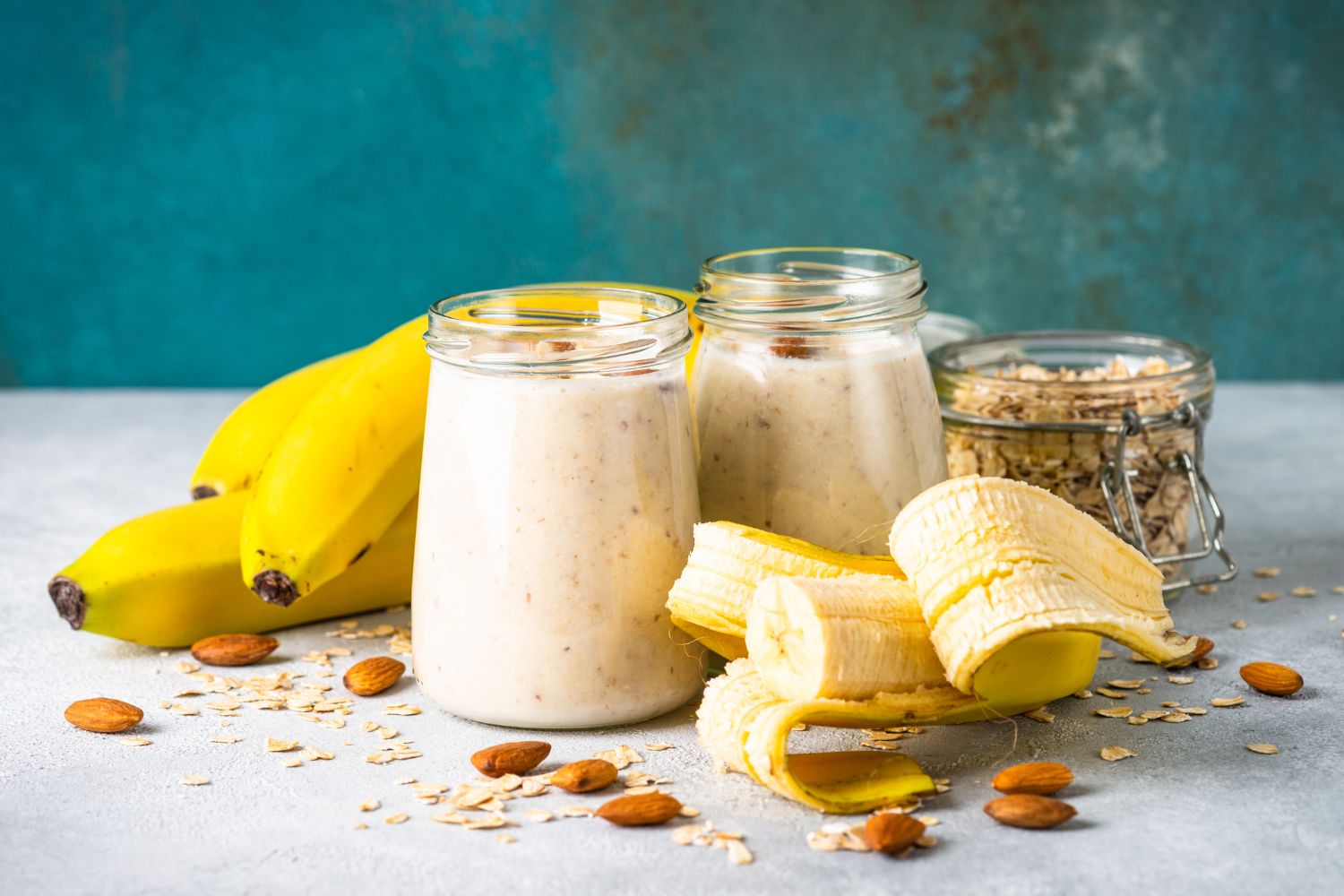 des bananes, des amandes, des flocons d'avoine pour un menu semaine regime ménopause