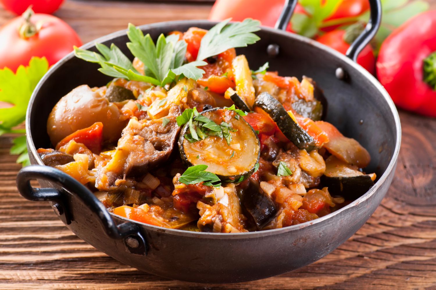 de la ratatouille dans une petite marmite noire sur une table pour un menu semaine regime ménopause