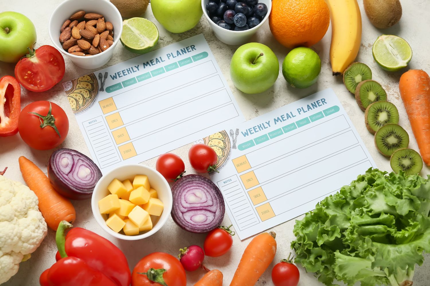 des aliments fruits et légumes sur des menus papiers pour un menu semaine regime ménopause