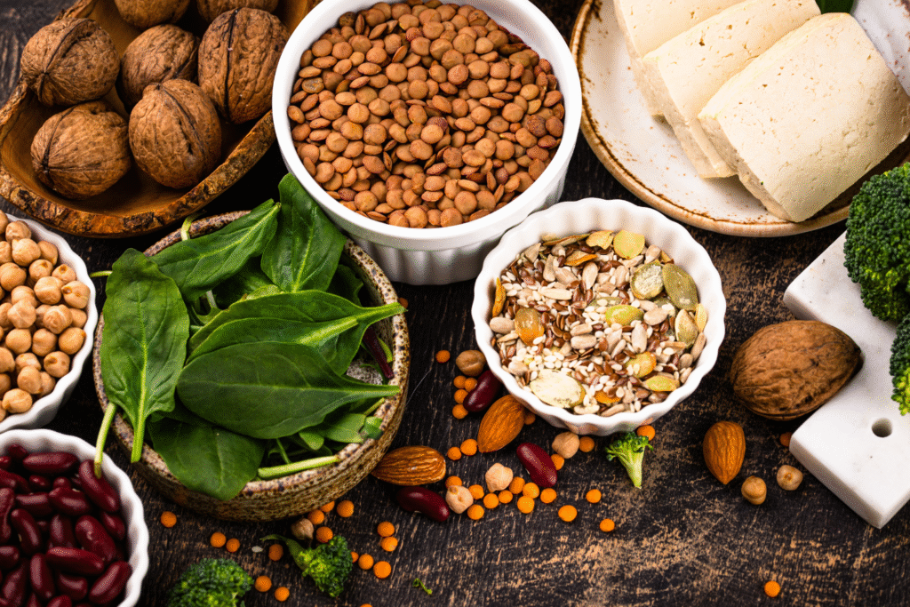 des aliments sur une table à consommer pour atténuer le gros ventre à la ménopause