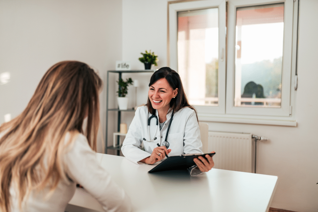 un medecin femme souriant est en consultation avec une autre femme pour atténuer le gros ventre à la ménopause