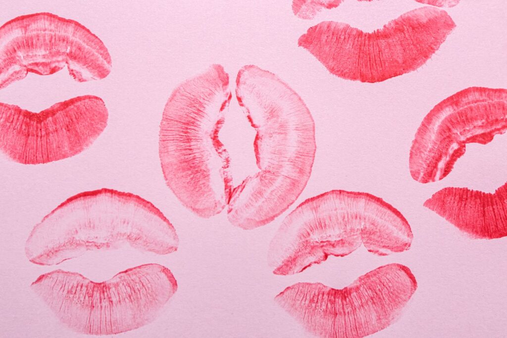 des trace de bouche au rouge à lèvre sur un fond rose pour illustrer l'article ménopause et sexualité