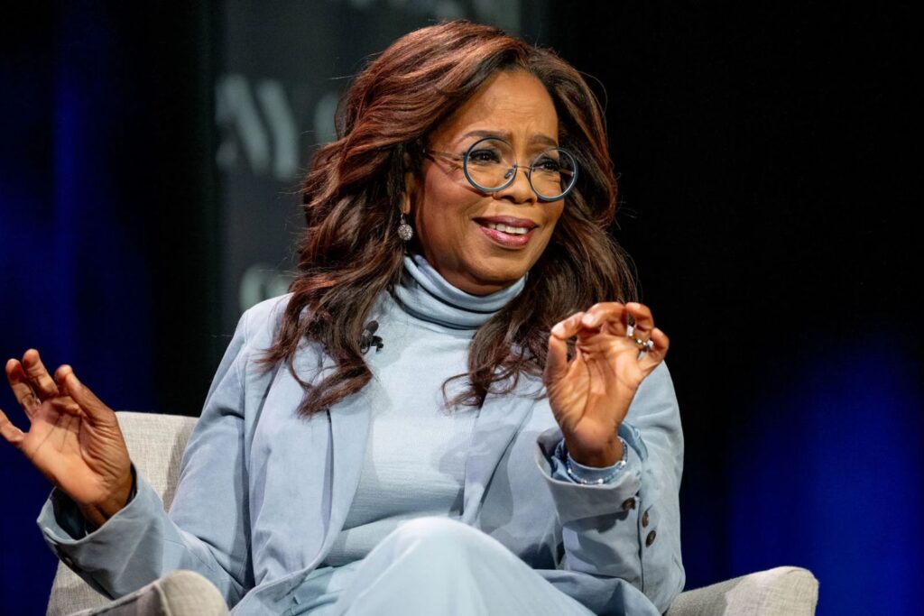 Palpitations à la ménopause : causes, signaux d’alerte et solutions 1 Oprah Winfrey habillée en monochrome bleu acier pour parler de palpitations à la ménopause