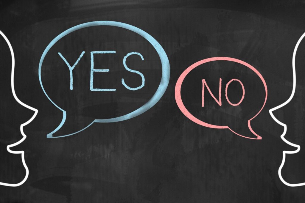 Profils de femmes sur un tableau à la craie avec deux bulles qui disent YES et NO