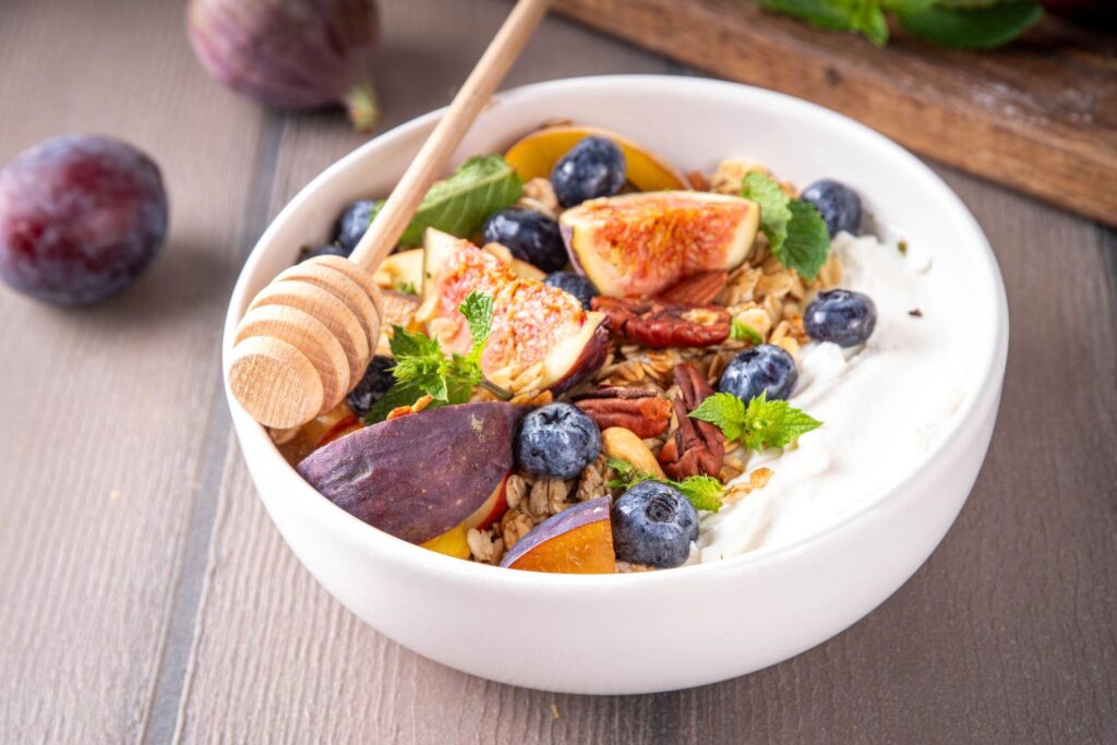 Bol petit dejeuner fruit et yahourt pour illustrer l'article quoi manger à la ménopause