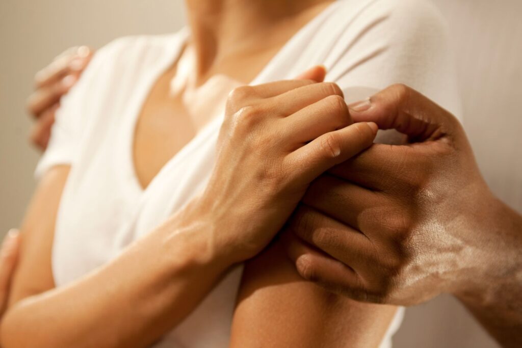 deux mains qui se tiennent avec complicité pour illustrer l'article sécheresse intime à la menopause, témoignage de Carole