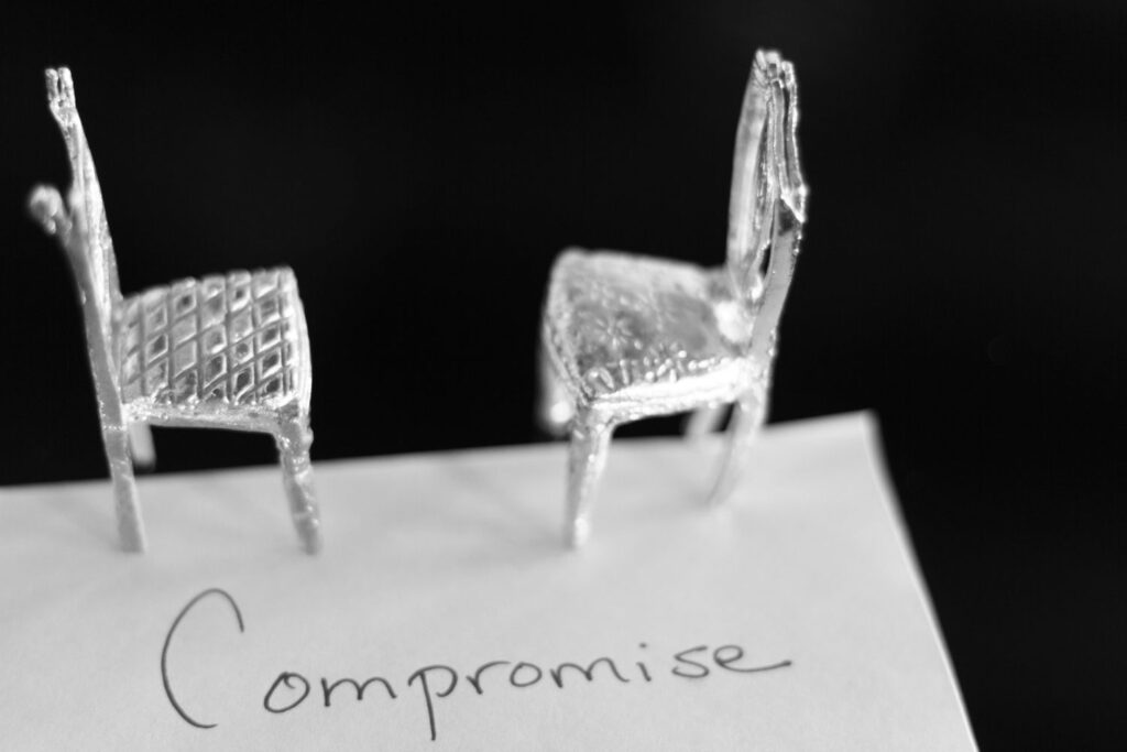 deux chaises miniatures translucides face à face pour illustrer l'article sperme de saumon en injection.