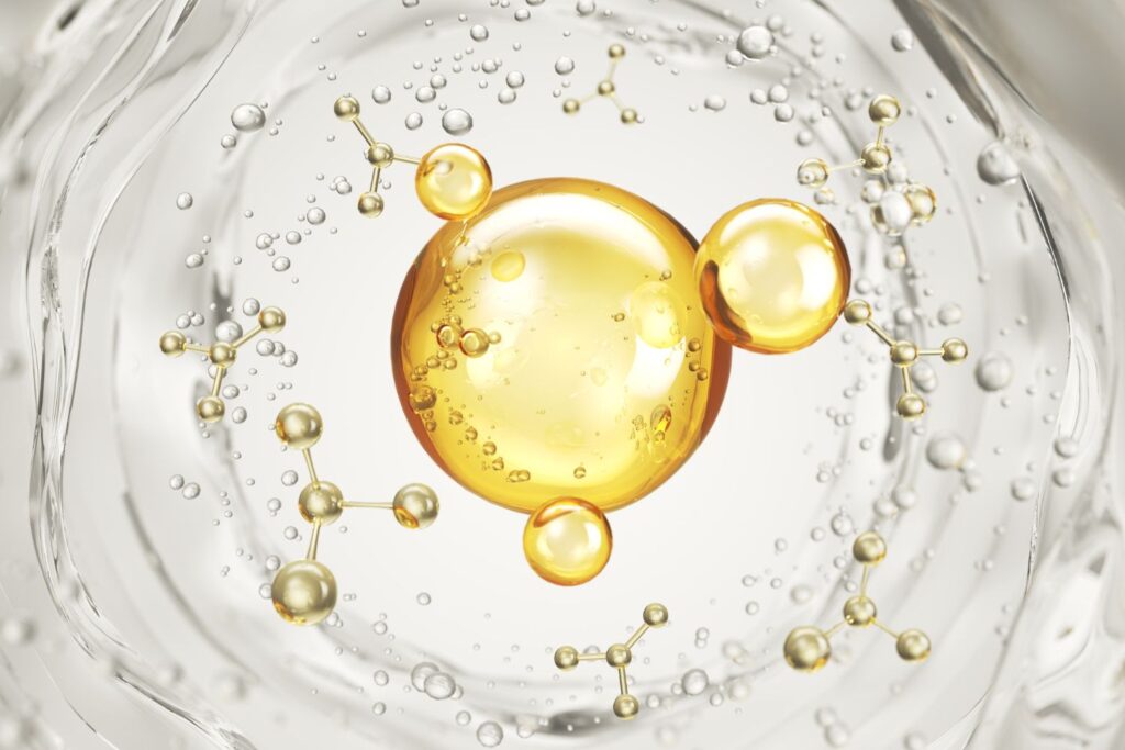 Unne bulle orange jaune translucide avec des bulles d'eau pour illustrer l'article sperme de saumon en injection.