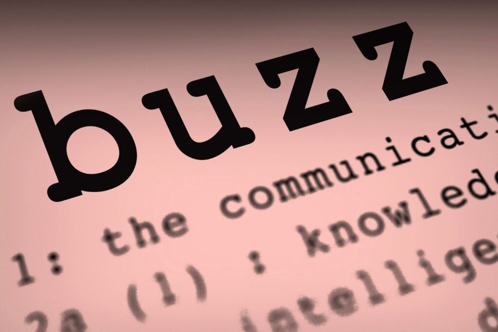 les lettres BUZZ d'une page de livre pour illustrer l'article sperme de saumon en injection.