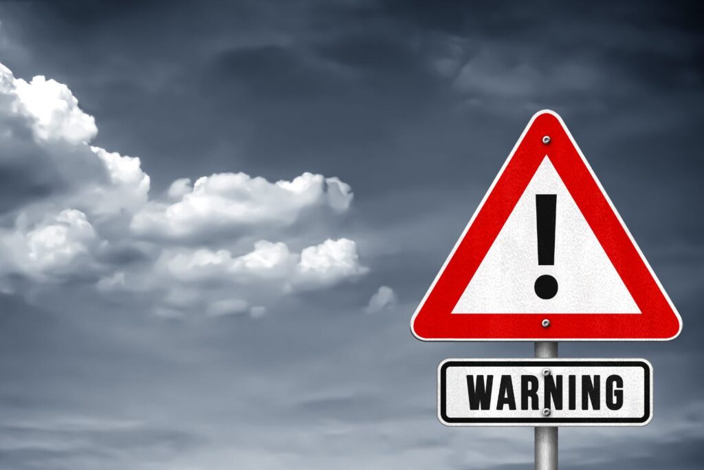 Le panneau Warning avec le ciel nuageux en fond pour illustrer l'article sperme de saumon en injection.