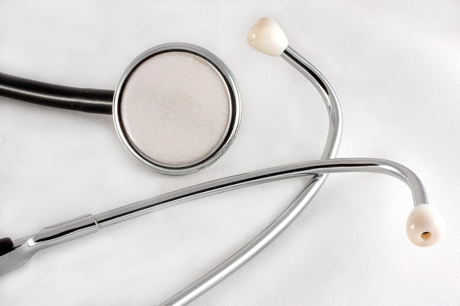 Un stéthoscope en aluminium sur un fond blanc pour illustrer sommeil et ménopause