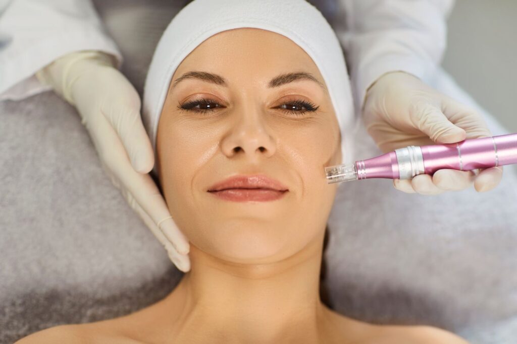 Le visage d'une femme allongée sur le dos face à la photo avec des main gantées qui tiennent une seringue injectant son visage pour illustrer l'article sperme de saumon en injection.